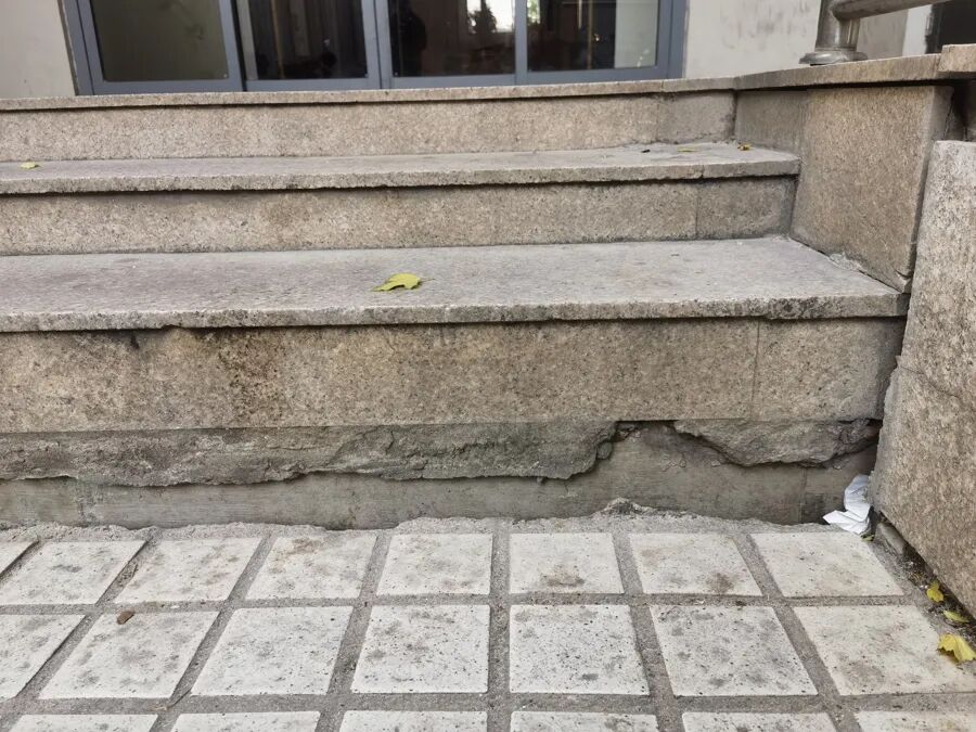 鑫康苑4号楼门厅外台阶与地面脱开 图片